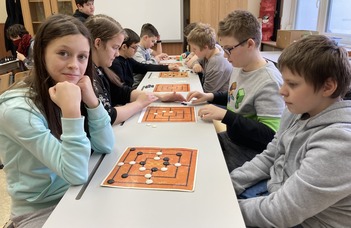 A mottónk örök: Játszva nyer mindenki, aki leül malmozni, sakkozni, dámázni!