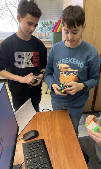 Dami hagyományos Rubik-kocka kirakó verseny