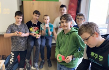 Dami hagyományos Rubik-kocka kirakó verseny